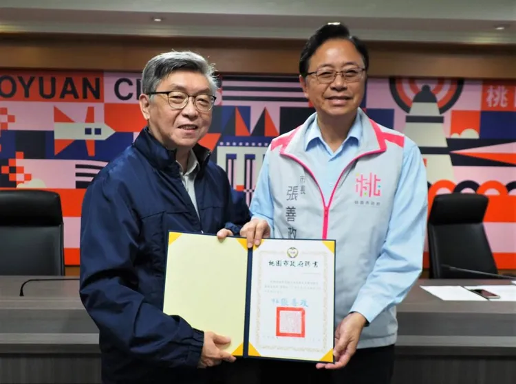 張善政頒發委員聘書。桃園市府提供