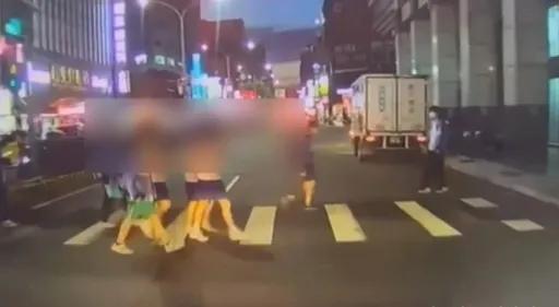 救護車急送2歲女童送醫　矯枉過正？行人「慢慢走沒要讓」畫面曝光