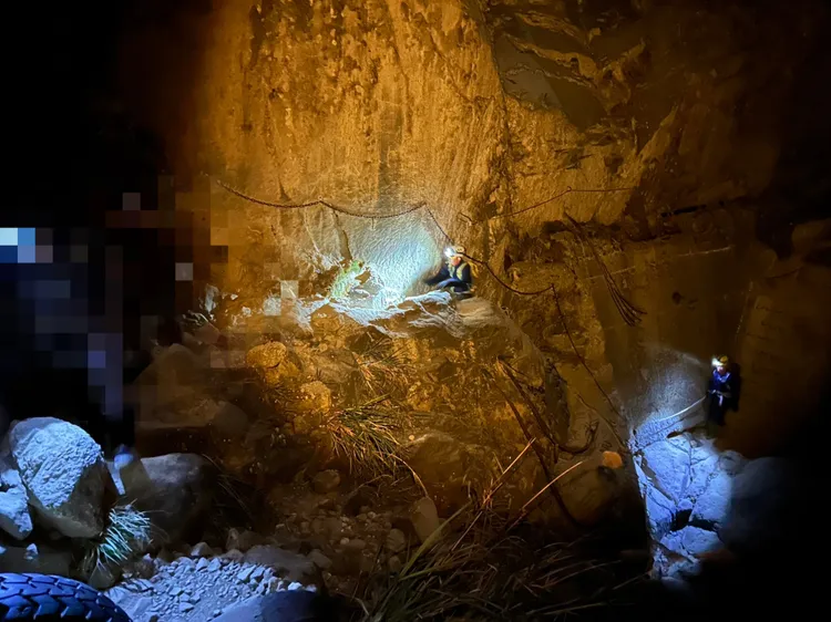 救援隊伍翻山越嶺前往救人。讀者提供