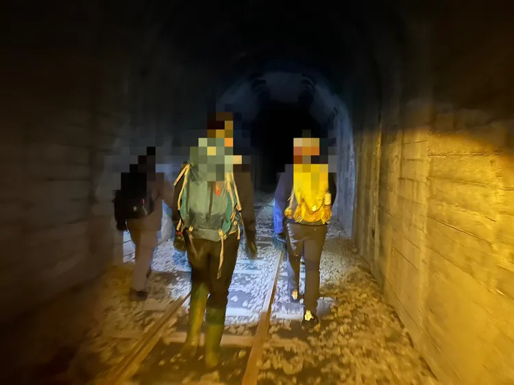 3男4女幸未受傷，安全下山後未就醫。讀者提供