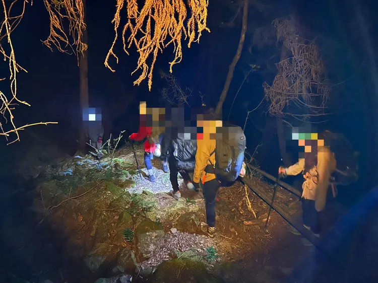 引導登山客下山。讀者提供