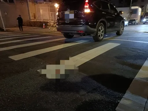 板橋男制止運將抽菸被毆倒地　下一秒遭後車輾死影片曝光