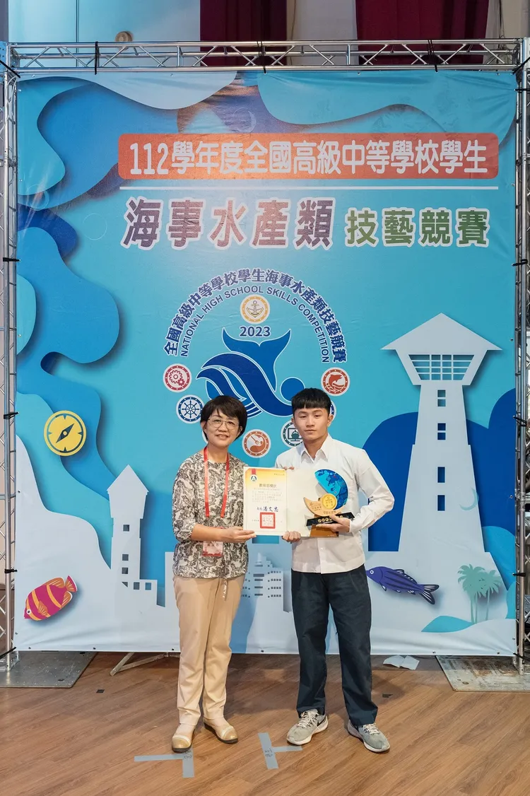 澎湖海事陳凱庭（右）在技藝競賽輪機職種拿下金手獎第一名。教育部提供