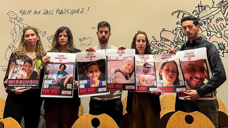 哈瑪斯採取綁架人質的恐怖分子做法。圖為人質家屬出示照片。路透社