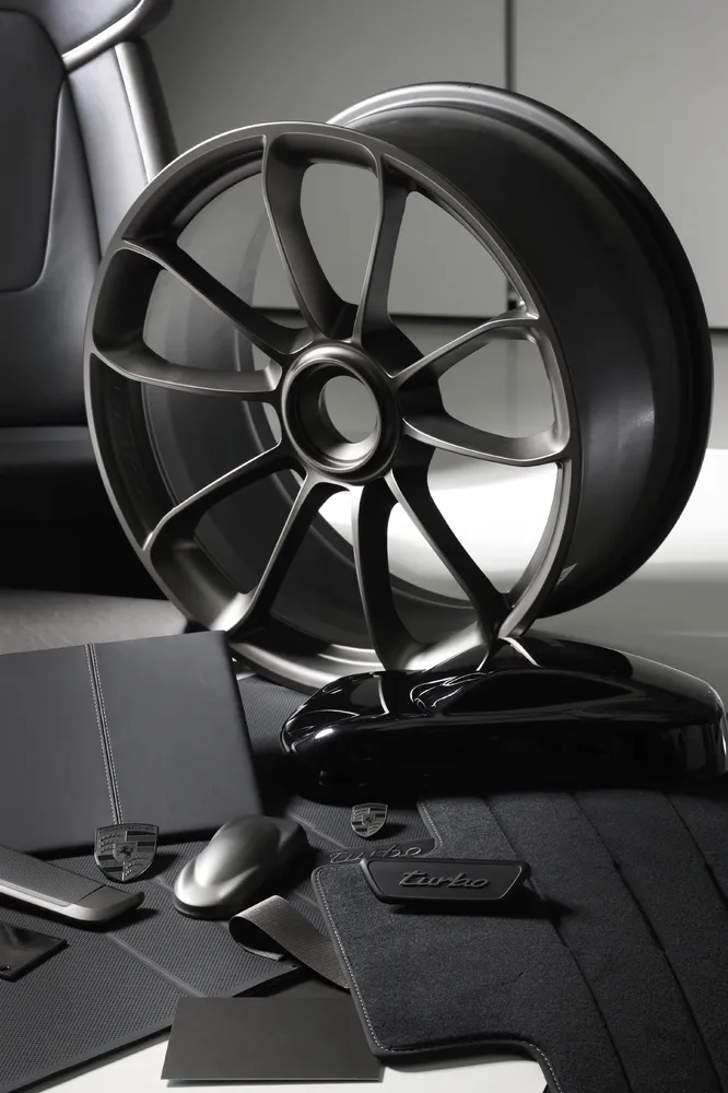 所有頂級性能車款的車頭、鋁合金輪圈及方向盤上皆將在近期換上全新的盾徽。原廠照片