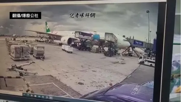 兩個行李櫃滑向停在一旁的長榮航空班機，直接撞上。翻攝爆廢公社