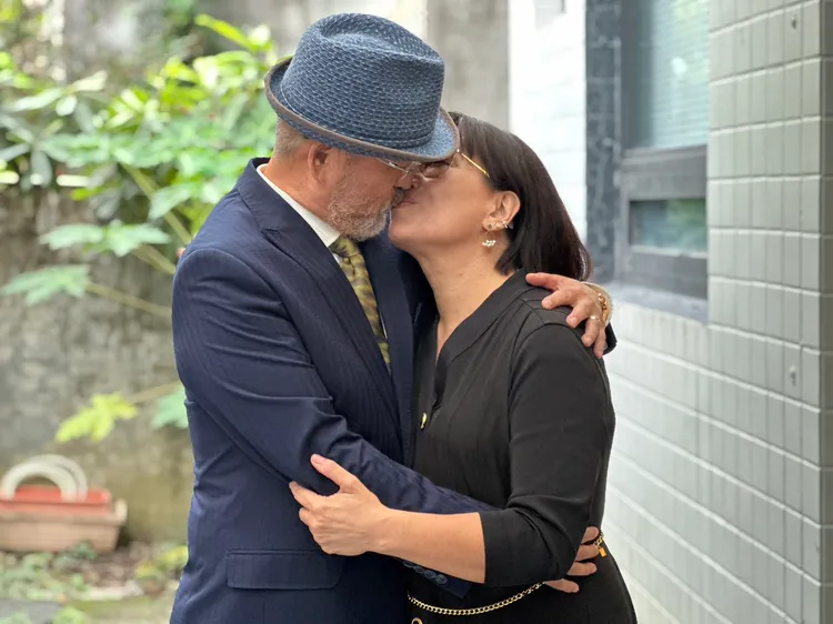 夫妻親親曬恩愛。趙大智攝