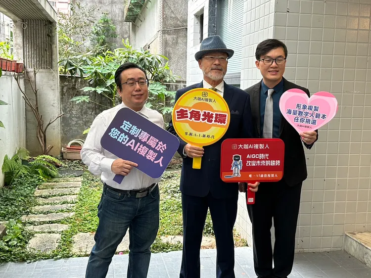 班鐵翔（中）和投資伙伴。趙大智攝