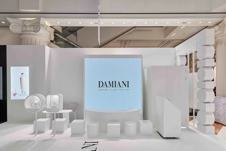 韓國DAMIANI Reel時尚概念快閃店白色氛圍。品牌提供