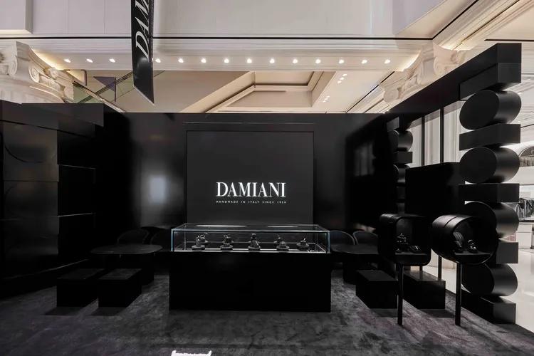 韓國DAMIANI Reel時尚概念快閃店黑色氛圍。品牌提供
