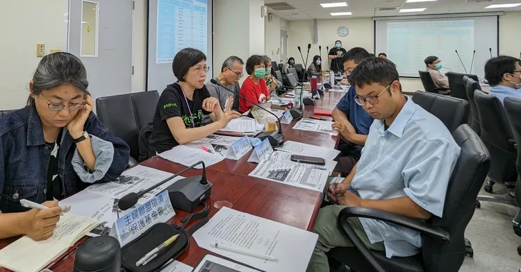 地球公民基金會、主婦聯盟環境保護基金會南部辦公室及台南社大環境行動小組要求終結鋼鐵業空污寬鬆標準，盡速汰除老舊煉焦爐。翻攝畫面