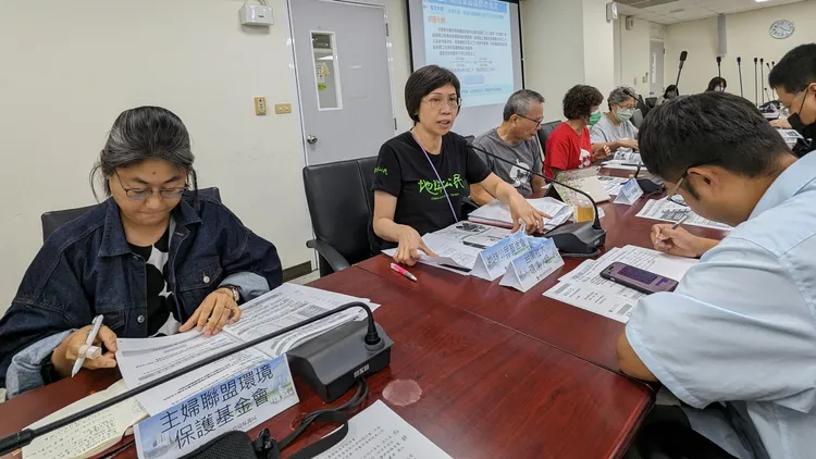 地球公民基金會、主婦聯盟環境保護基金會南部辦公室及台南社大環境行動小組要求終結鋼鐵業空污寬鬆標準，盡速汰除老舊煉焦爐。翻攝畫面