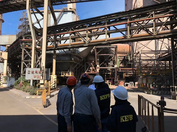 高雄市環保局稽查中鋼燒結製程。環保局提供