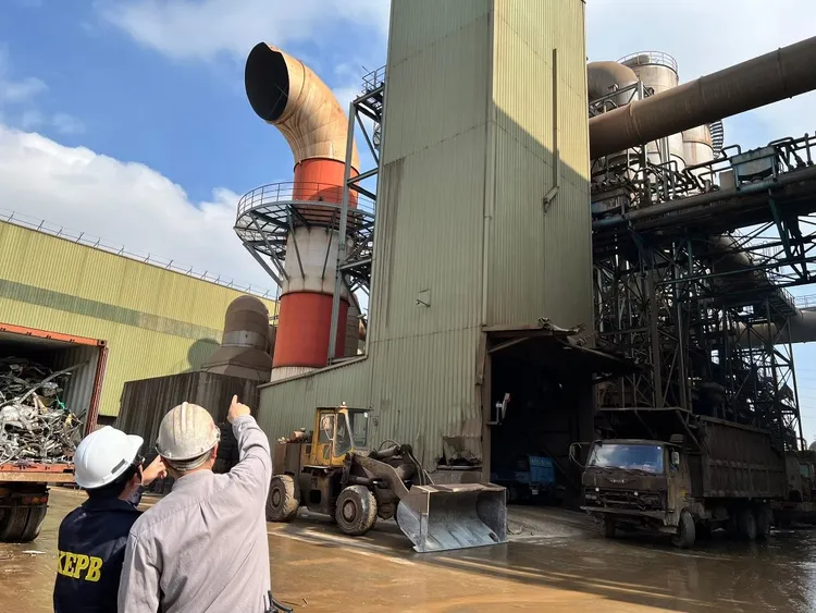 高雄市環保局稽查電弧爐製程。環保局提供