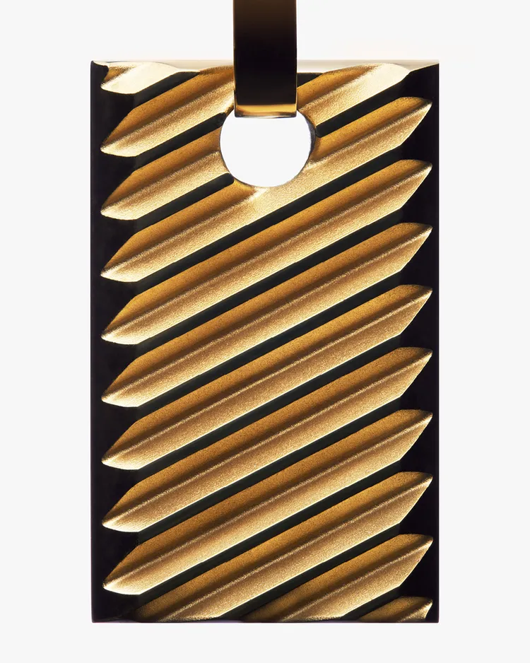 系列珠寶充斥斜切和層疊紋理。品牌提供