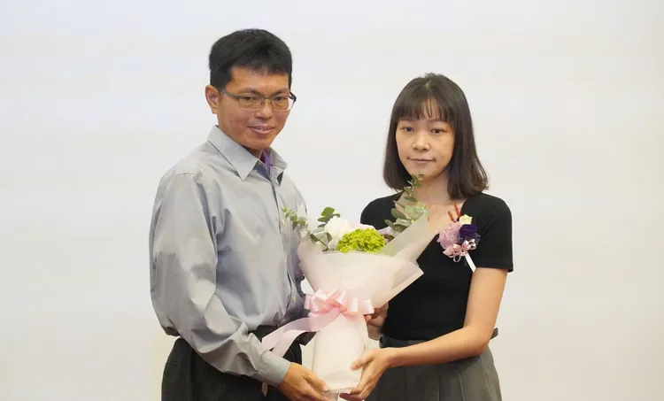 受贈者代表獻花給捐贈者家屬代表簡小姐。院方提供