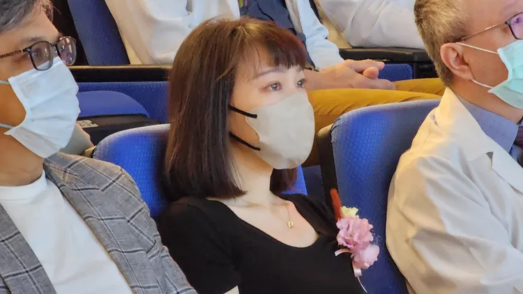 捐贈者家屬簡小姐強忍悲傷讓父親完成遺愛人間的使命，讓愛與生命延續下去。院方提供