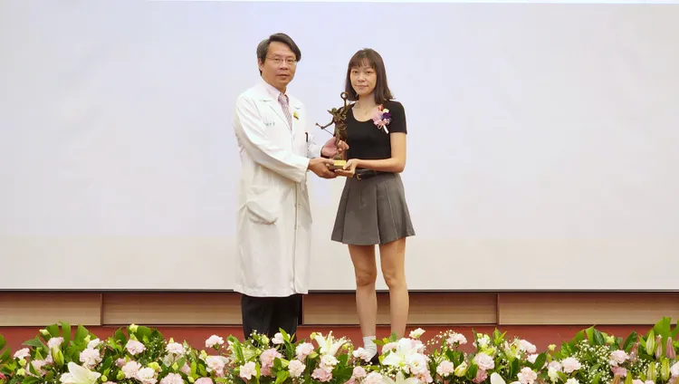 奇美副院長田宇峯(左)致贈小天使予捐贈者家屬。院方提供