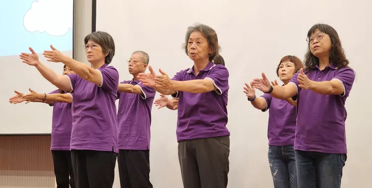 15位受贈者上台表演舞蹈，感謝捐贈者大愛。院方提供