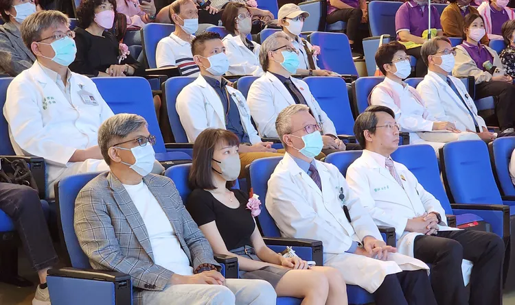 追思會活動播放捐贈者的「時光‧故事」，氣氛溫馨感人。院方提供