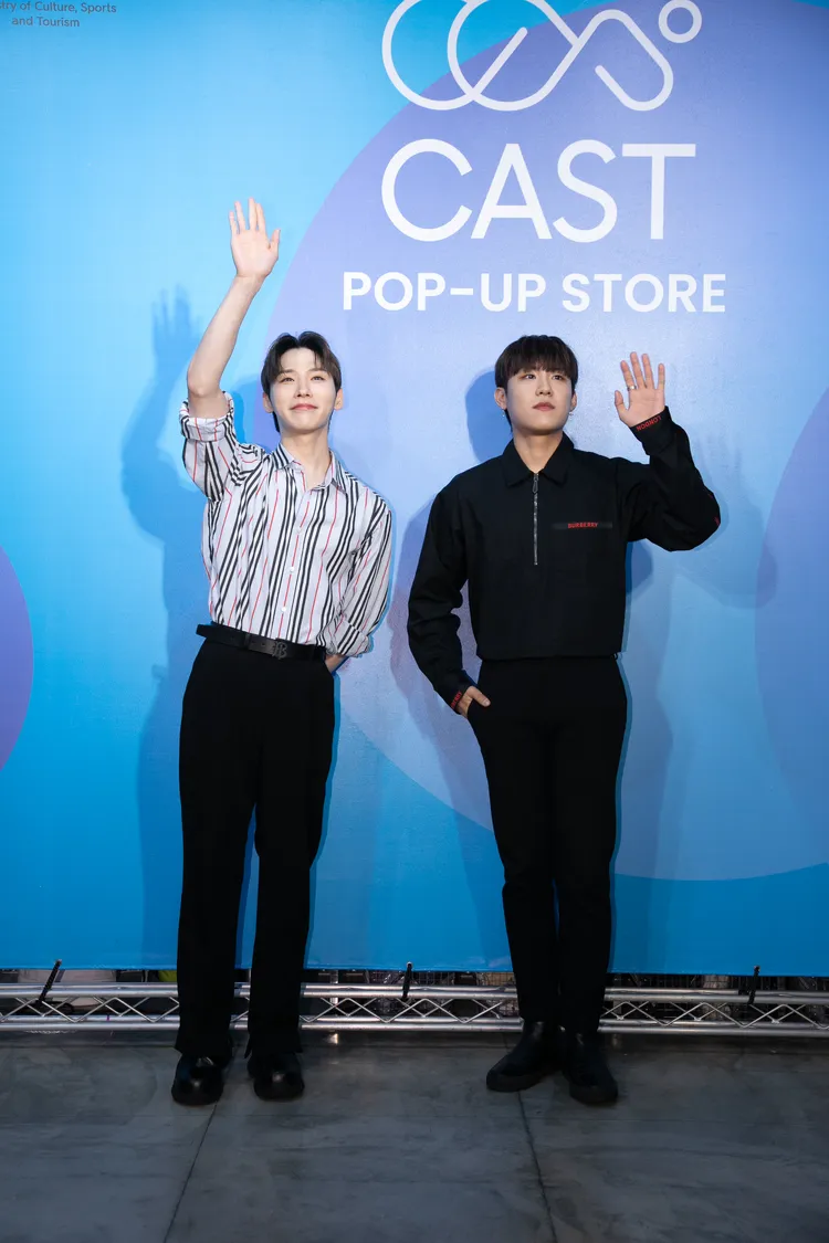 田雄（左）、朴佑鎮向遠方的粉絲揮手。攝影中心攝