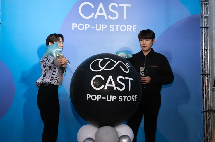 田雄（左）戳氣球時面露驚恐。攝影中心攝