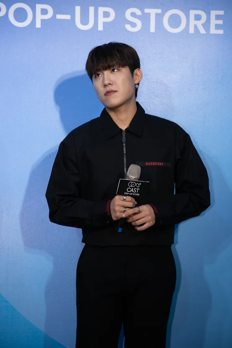 朴佑鎮收到李大輝送的儲值卡，裡面有100美金。攝影中心攝