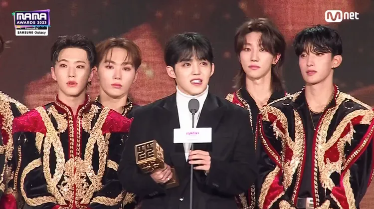 韌帶開刀休養的S.COUP（中）驚喜現身。翻攝Mnet