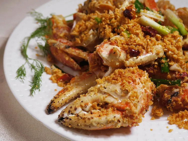 「頂級帝王宴 活蟹3吃」，其中避風塘的獨特料理手法，讓饕客品嘗「唰嘴」滋味。潮品集‧潮坊提供