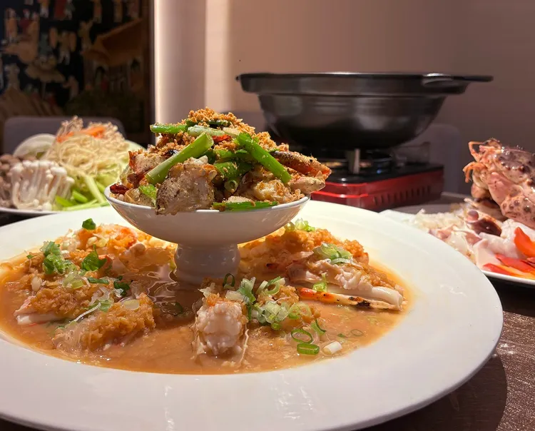 「潮品集‧潮坊」的帝王蟹活蟹3吃，包含「蒜蓉清蒸」、「避風塘」、「潮汕經典火窩」等料理手法，欲搶攻高端市場客群。潮品集‧潮坊提供