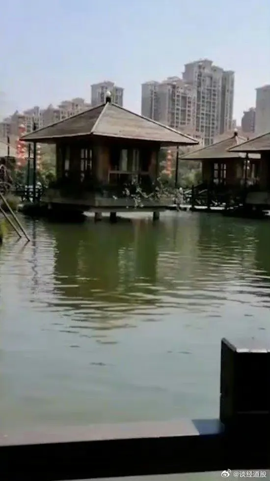 水上餐廳的包廂建於湖水之上。翻攝微博