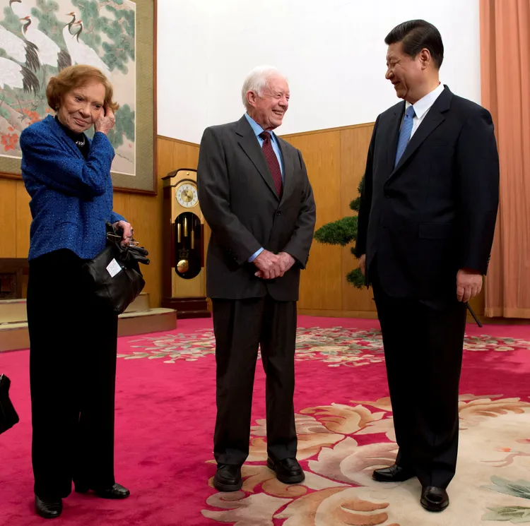 羅莎琳2012年12月13日陪同卡特訪問北京期間，與中國國家主席習近平合照。路透社