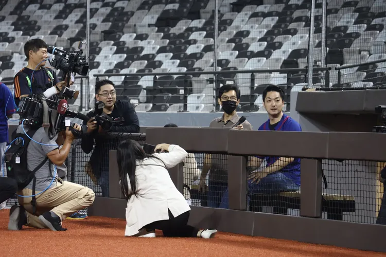 遠雄索票官網註記觀眾不能因為場地缺失求償。(圖為蔣萬安到大巨蛋開箱)資料照，彭欣偉攝