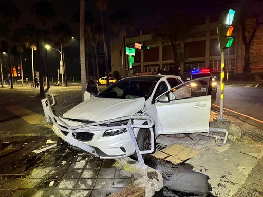 驚險片|轎車左轉竟開上人行道撞護欄 猛然彈起!排除酒駕推測這原因