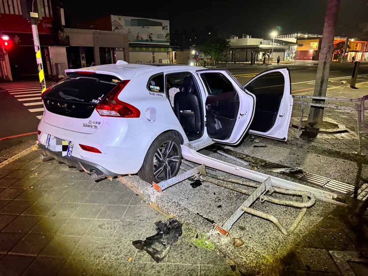 車上2人幸僅輕傷。警方提供