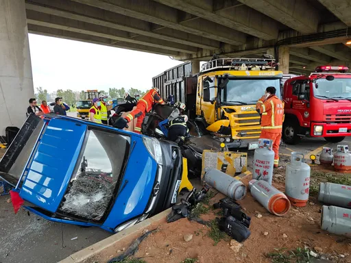 小客車迴轉擦撞大貨車!殃路旁卸貨3車 桶裝瓦斯桶掉滿地!4人一度受困車內