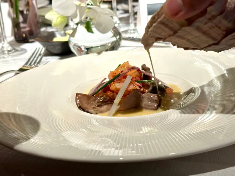 炙燒藍龍蝦、法國藍腳菇、日本峨螺、牛蒡。陳怡文攝