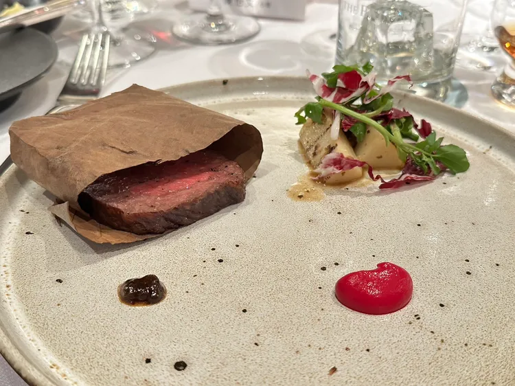 日本和牛、朴葉、有馬山椒。陳怡文攝