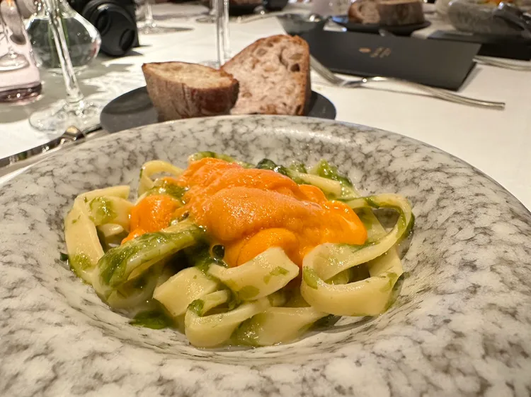 自製手工麵、青海苔醬、馬糞海膽。陳怡文攝