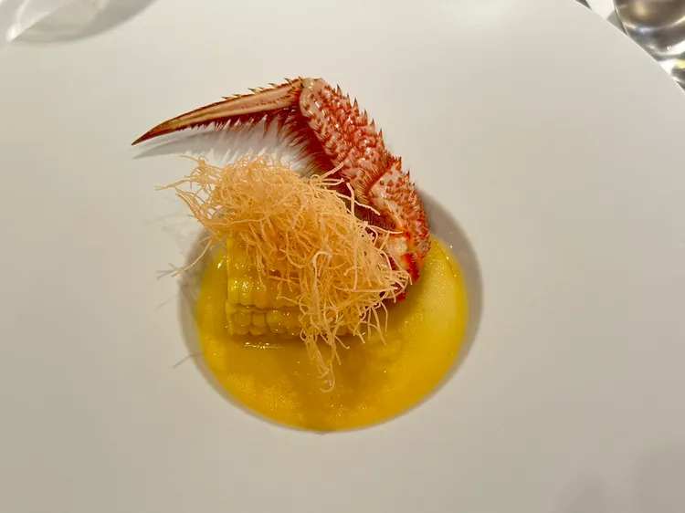 北海道毛蟹、甜玉米、肯瓊醬。陳怡文攝