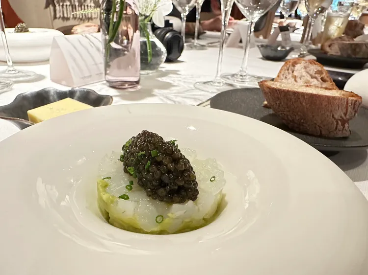 開胃菜，日本障泥烏賊、酪梨塔塔、Osietra魚子醬。陳怡文攝