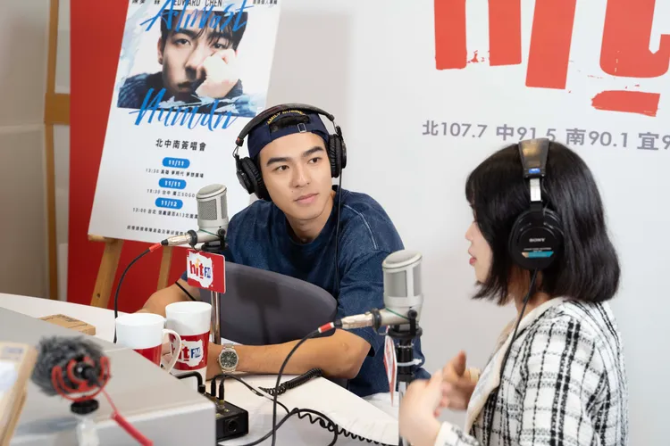 陳昊森作客電台節目。Hit Fm聯播網提供