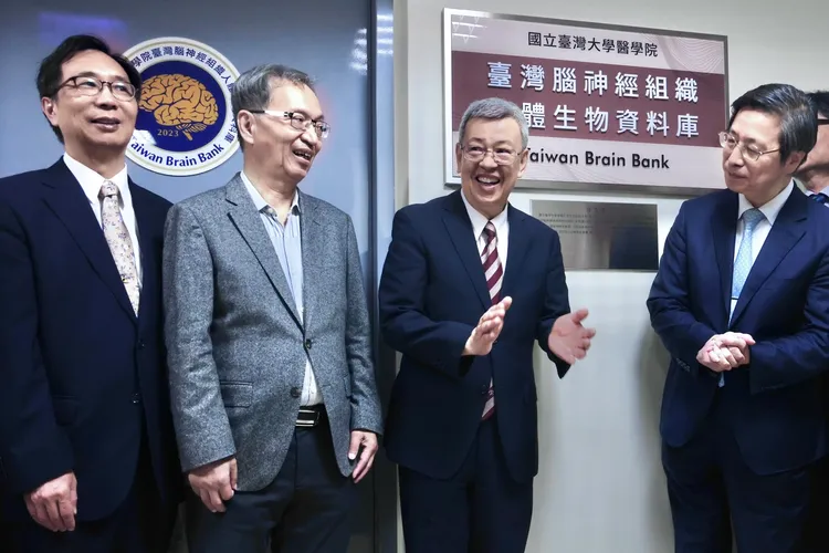 行政院長陳建仁(右2)、衛福部長薛瑞元(左2)、台灣大學副校長張上淳(右1)。林林攝