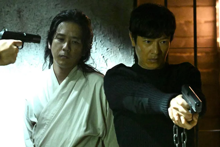 二宮和也（左）與堺雅人上一季主演《VIVANT》暫居今年日劇收視冠軍。翻攝tbs_vivant IG