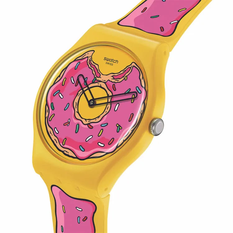 錶盤圖樣放上被咬了一大口的甜甜圈。品牌提供