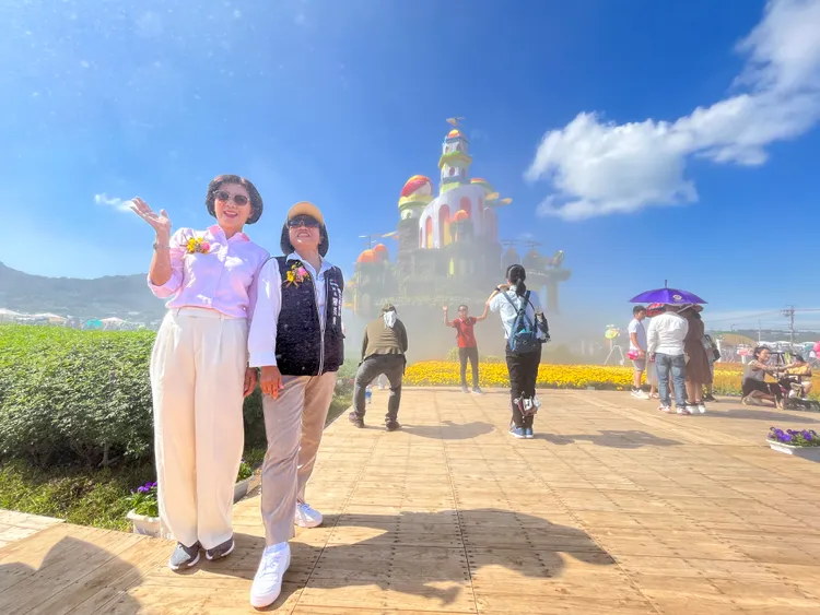 台中市副市長王育敏、觀旅局長陳美秀，邀請遊客來賞花。市府提供