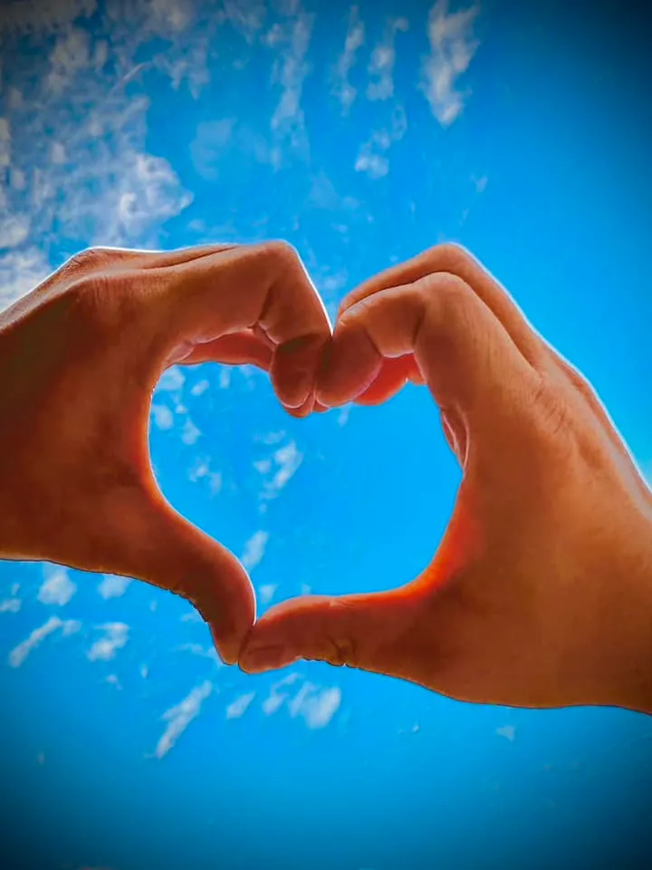 小甜甜曬出一張疑似是和新歡「手比愛心」的同框照放閃。翻攝小甜甜臉書