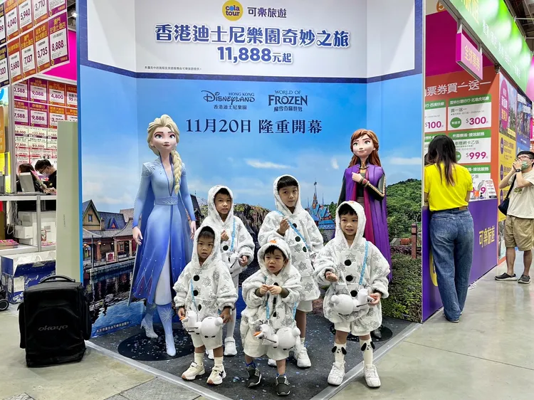 可樂旅遊特於今年ITF現場打造了魔雪奇緣拍照背板。可樂旅遊提供 