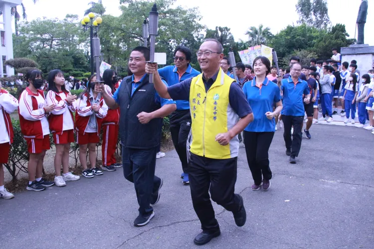 校長張添唐(前排右)、家長會長張國賓(前排左)打頭陣點燃母火。校方提供