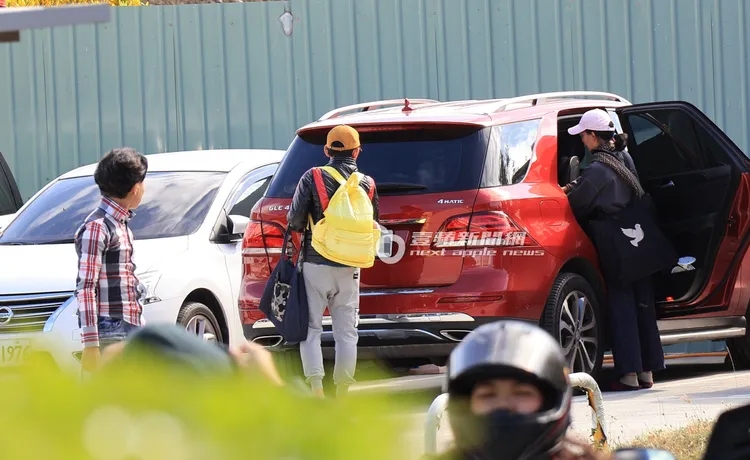 黃子佼繳費完成後也會合，被路人認出不停回頭確認。特勤中心攝